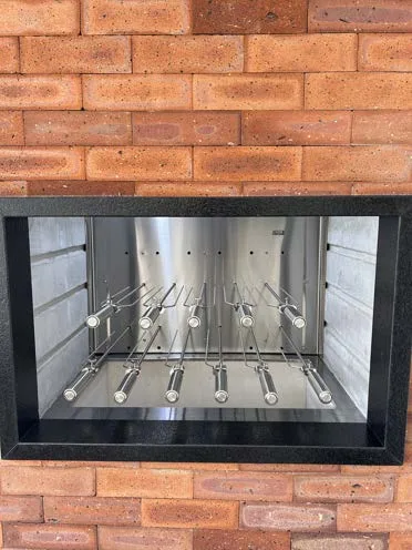 Espetos suspensos em Inox 304 instalados em churrasqueira de tijolo à vista