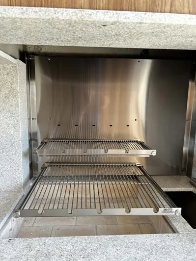 Suporte de fundo instalado com duas grelhas em Inox 304, em churrasqueira revestida de granito claro